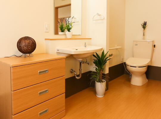 居室内のトイレと洗面台のイメージ
